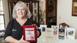 Connie Estey, Owner of Seawalk印花 holding an award